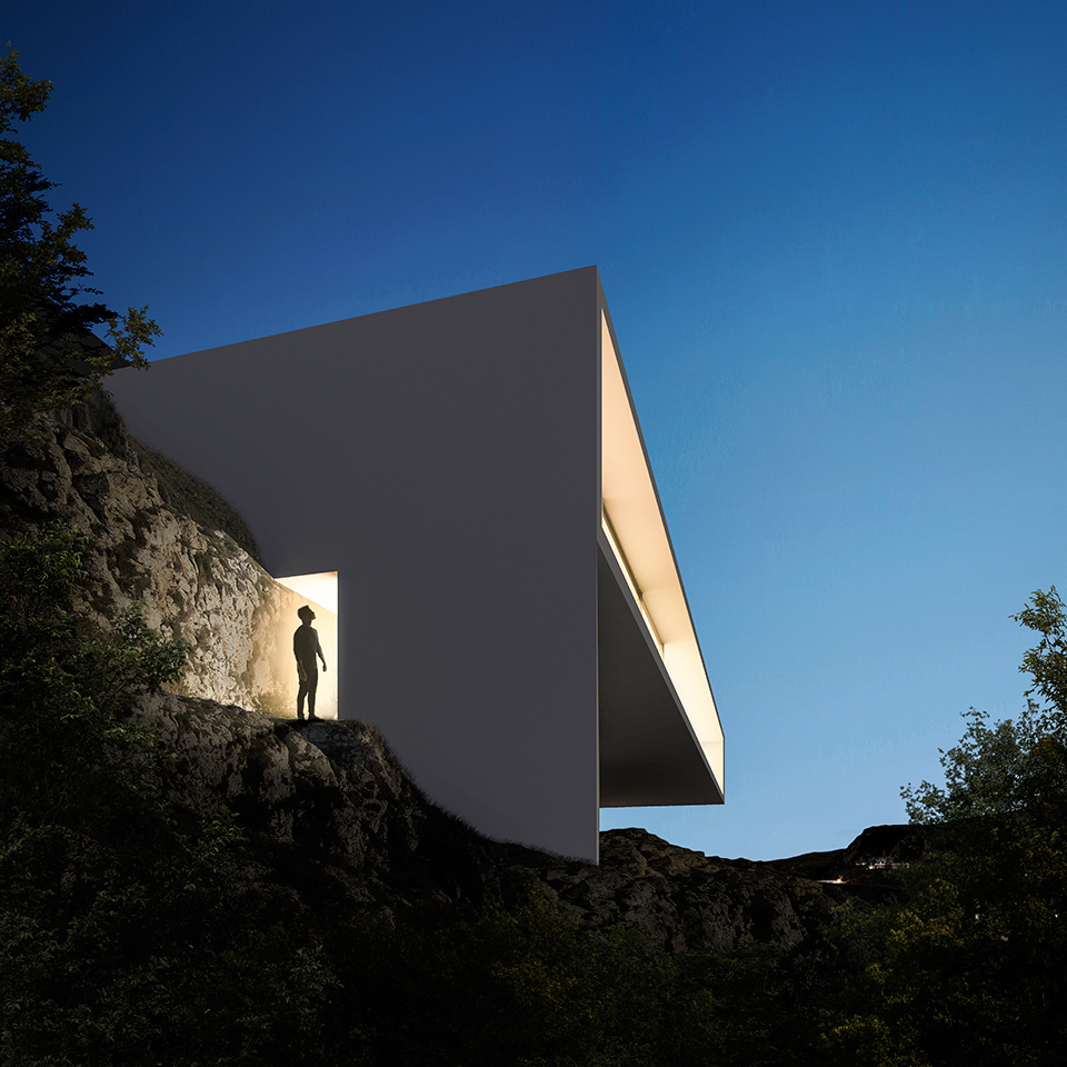 FRAN-SILVESTRE-ARQUITECTOS-HOUSE-IN-HOLLYWOOD-HILLS-IMAGE-001